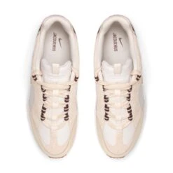 Nike X JACQUEMUS AIR HUMARA LX -Clothing Shop NikeXJACQUEMUSAIRHUMARALXLIGHTBONEGOLD SAIL8DR0420 001 4